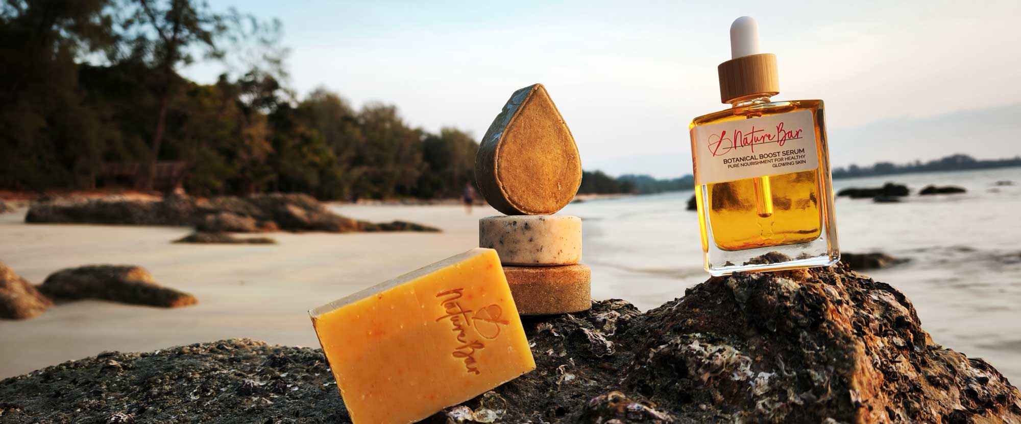 Synthetische parfum in cosmetica: wat het is, waarom we het vermijden en wat we er voor in de plaats doen